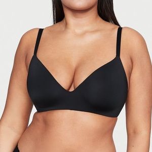 Lightly-lined tshirt bra. No underwire. Black. NWT!